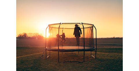 Παιδικό τραμπολίνο: Πώς να επιλέξεις το σωστό και τι να προσέξεις