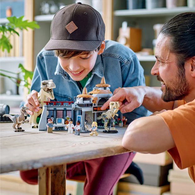 Lego Jurassic World Visitor Center: T-Rex & Raptor Attack - 76961
